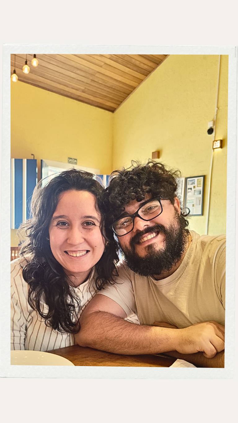 Laís e Guilherme sorrindo