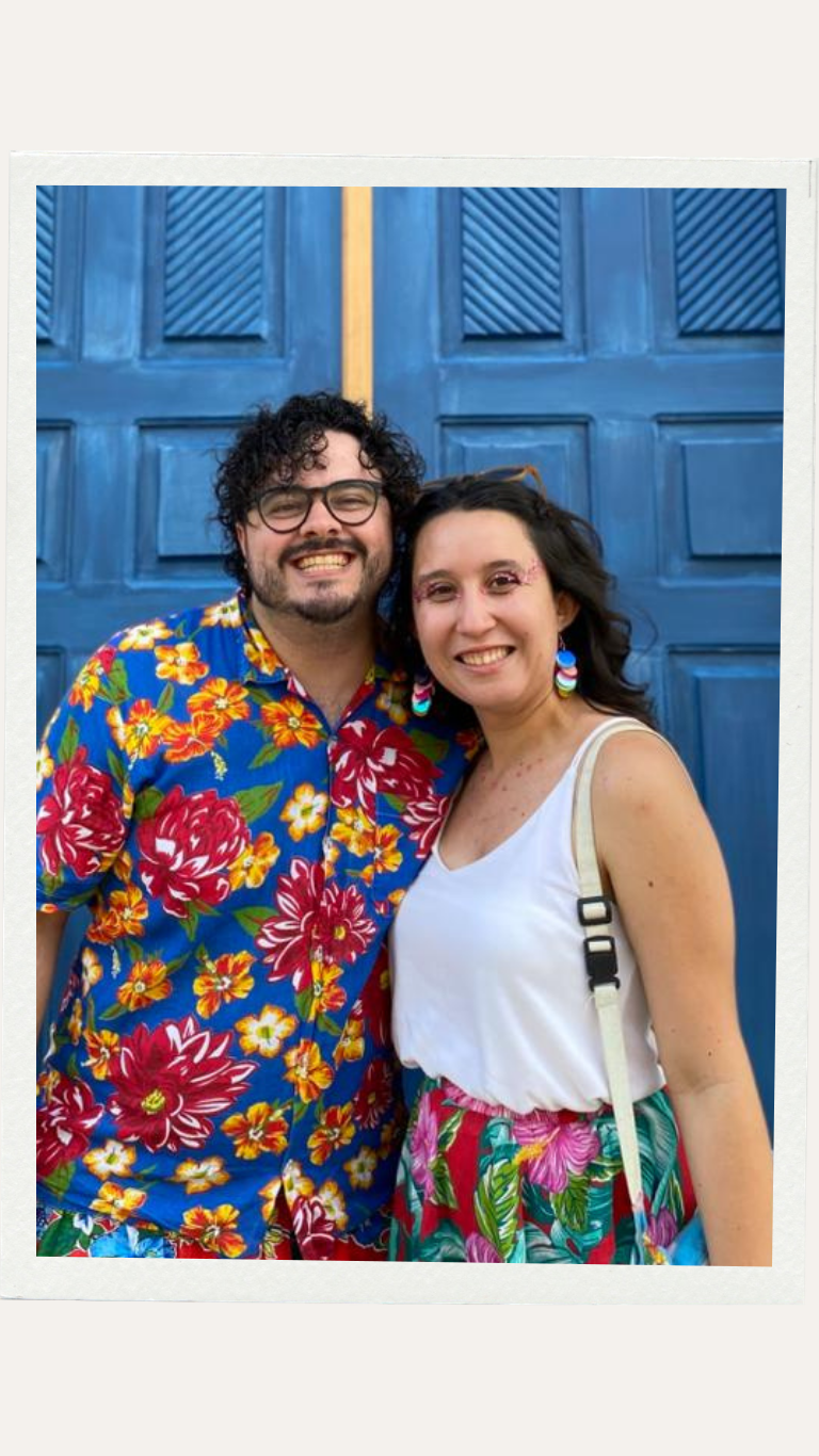Laís e Guilherme diante de uma porta azul